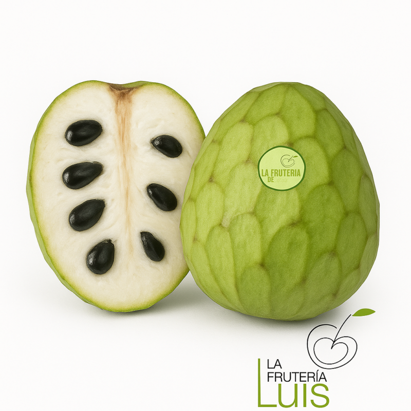 Chirimoya fresca entera y cortada por la mitad mostrando su pulpa blanca cremosa y semillas negras, fondo blanco, La Frutería de Luis.