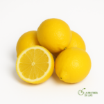 Limones frescos naturales, enteros y cortados por la mitad, ideales para zumos, cocina y remedios caseros, fondo blanco – La Frutería de Luis