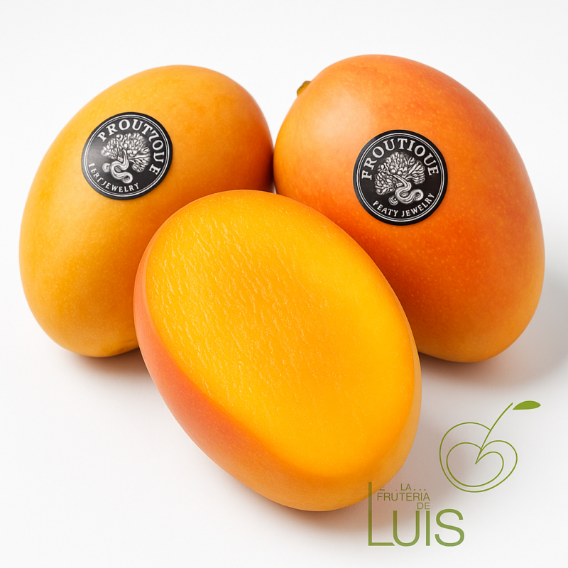 Mangos Azúcar: sabor tropical en estado puro 🥭 Los Mangos Azúcar son una auténtica delicia natural. De tamaño pequeño pero intensamente dulces, destacan por su textura jugosa, carne sin fibras y un aroma que te transporta al trópico. Ideales para disfrutar solos, en postres o como snack saludable. Su piel fina y su pulpa amarilla vibrante los convierten en una fruta perfecta para cualquier momento del día. Además, su sabor equilibrado entre dulzura y frescura los hace irresistibles para toda la familia. 👉 ¿Por qué elegir nuestros Mangos Azúcar? • Extra dulces y jugosos, listos para consumir. • Pequeños, prácticos y perfectos para llevar o regalar. • Presentados con etiqueta de garantía de calidad “Froutique – Fruit Jewelry”. • Disponibles por tiempo limitado: ¡aprovecha mientras duran! ⸻ 🟢 H2: Receta rápida con Mangos Azúcar Tarta fría de yogur y Mango Azúcar (para 4 personas) Ingredientes: • 4 Mangos Azúcar maduros • 2 yogures naturales (o griegos) • 100 ml de nata líquida para montar • 4 cucharadas de miel o sirope natural • 6 galletas tipo digestive • 2 cucharadas de mantequilla derretida Preparación: 1. Tritura las galletas y mézclalas con la mantequilla derretida. Coloca la base en vasitos o moldes y presiona con una cuchara. 2. Pela los Mangos Azúcar, corta dos en dados pequeños y los otros dos tritúralos hasta obtener un puré. 3. Mezcla el yogur con la nata y añade la miel. Incorpora el puré de mango y remueve suavemente. 4. Vierte la mezcla sobre la base de galleta y deja enfriar en la nevera al menos 2 horas. 5. Al servir, decora con los dados de mango fresco por encima. ¡Listo para disfrutar!